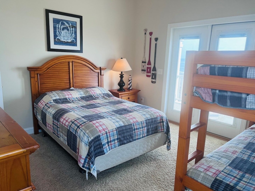1 Ez Access 4 Bedroom Home by RedAwning