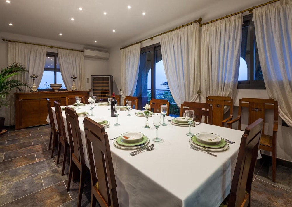 Unique Villa With Outdoor hot tub