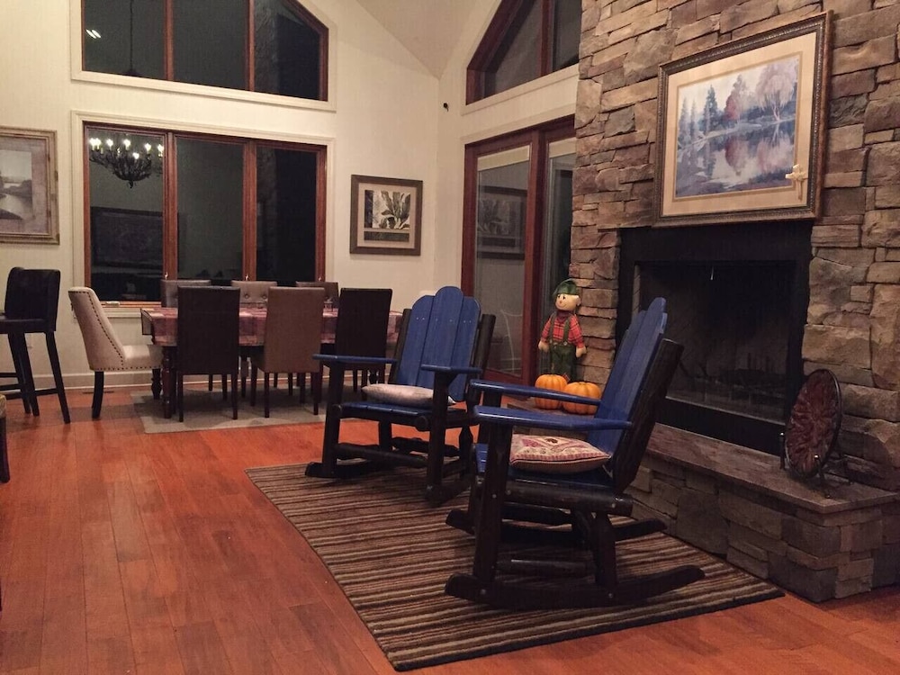 Spectacular 4BR Mountain Home Sleeps 12
