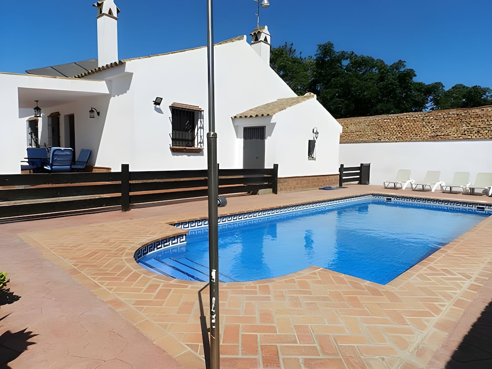 Casa piscina privada un paso del pueblo