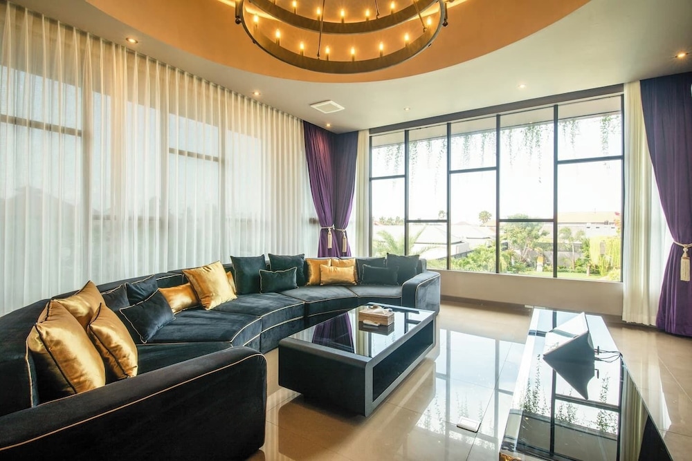 Exquisite 5BR Villa: Premier Luxury in Seminyak