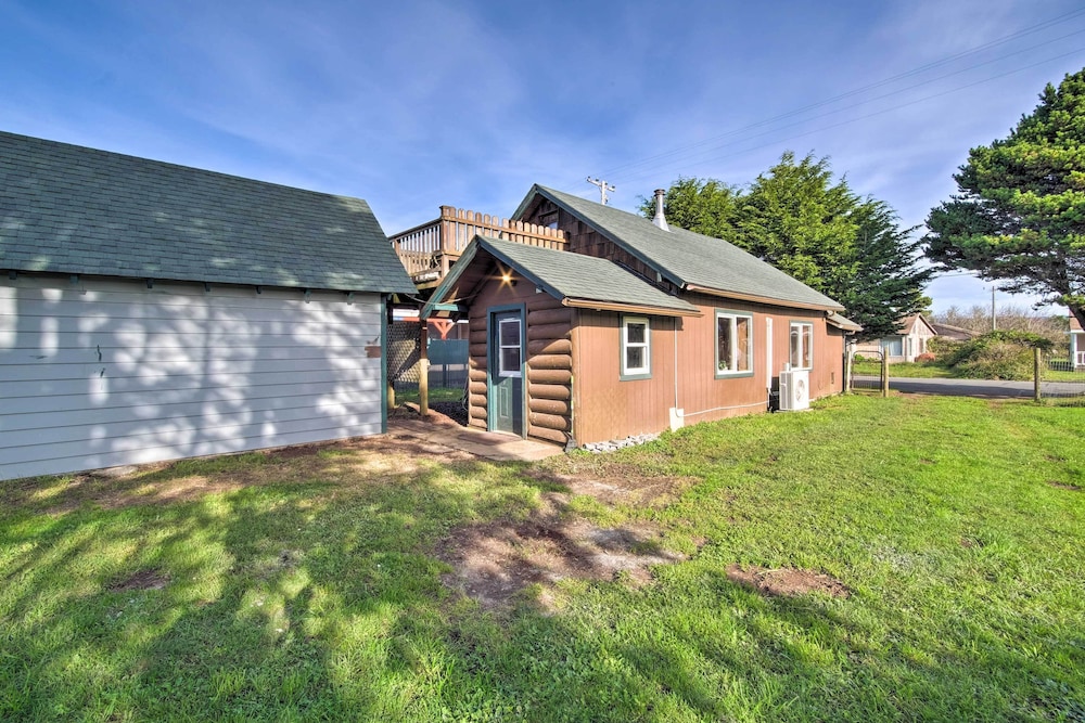 Crescent City Vacations - Unique Dog-friendly Log Cabin: Short Walk to Ocean - Property Image 2