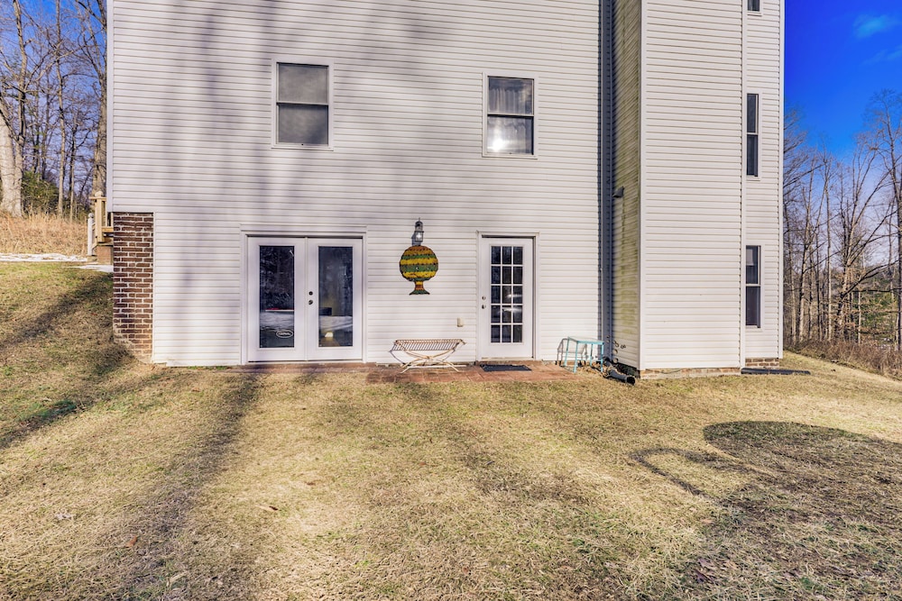 Family Home w/ Game Room & Decks in Etlan!
