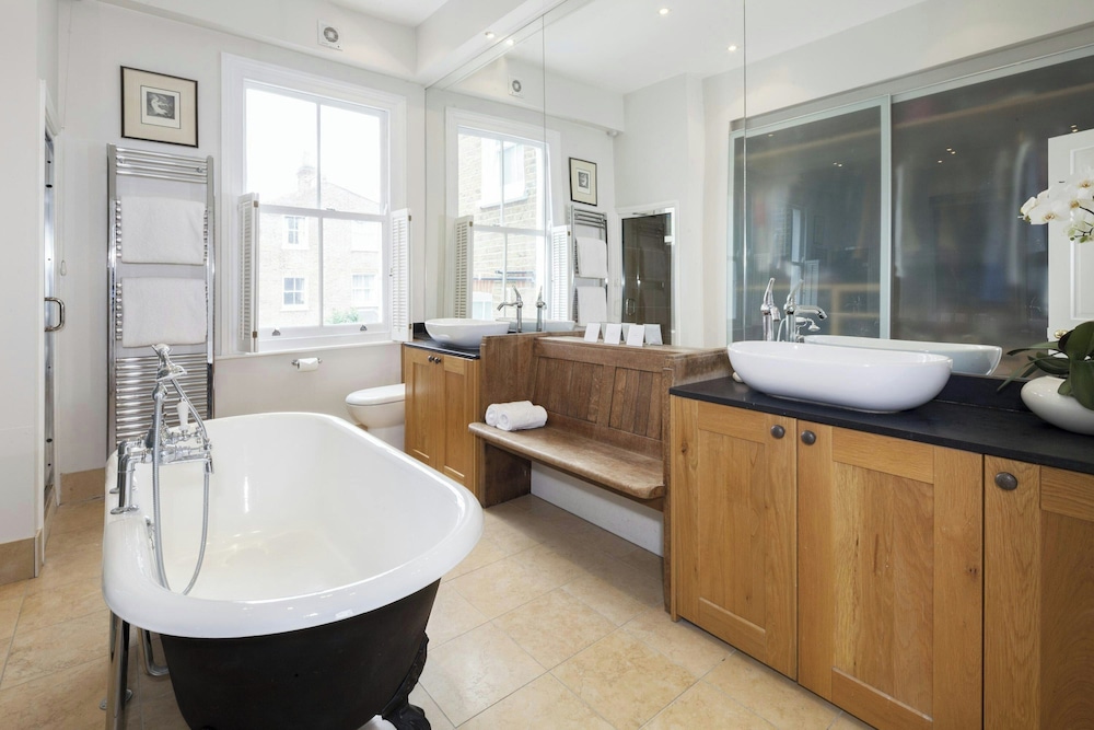 Winchendon Road by Onefinestay