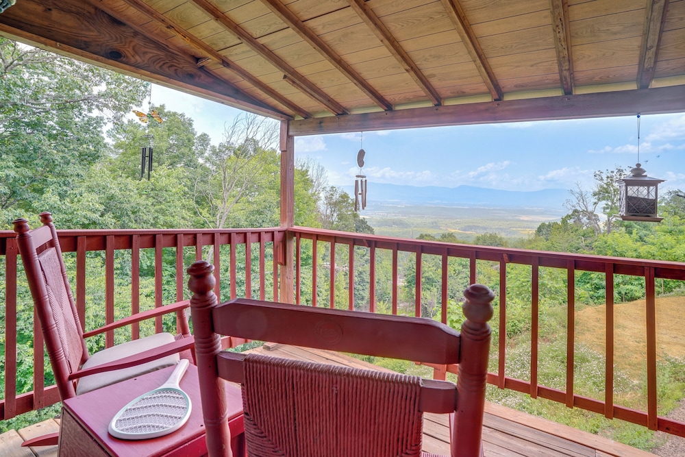 Cozy Luray Cabin w/ Views: Near Hiking Trails!