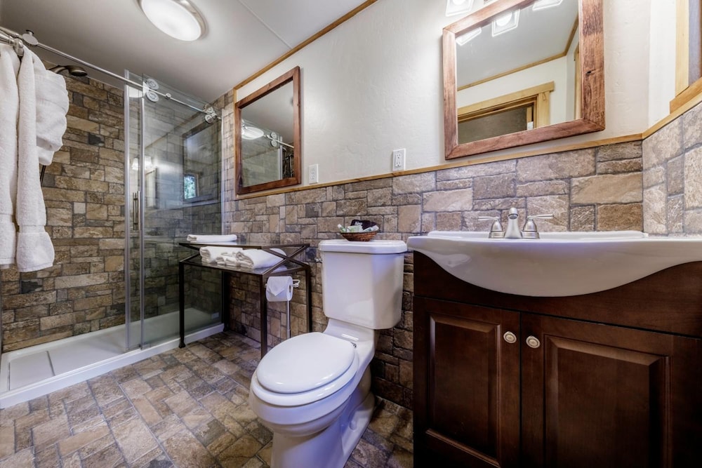 Stone Lizard Lodging