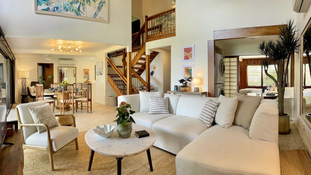 Sophisticated Oceanfront Retreat - Air-conditioned - Walk to Beach - Vrkcv