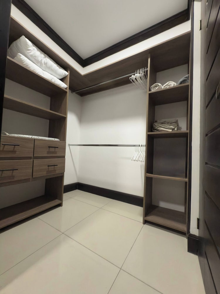Fully Equipped 3 Beds 2 Cars 20-min Airport