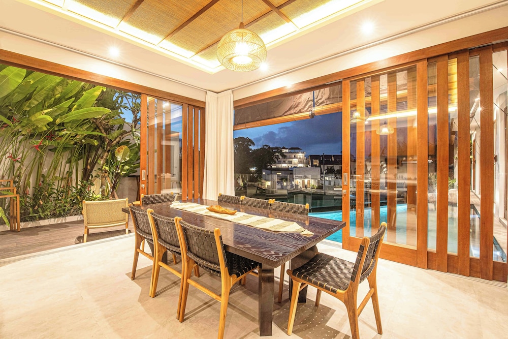 5-br Beach Villa in Canggu Overlooking Rice Fields