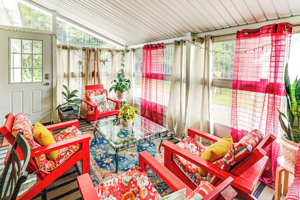 Family-friendly Home w/ Furnish Patio in Crystal!