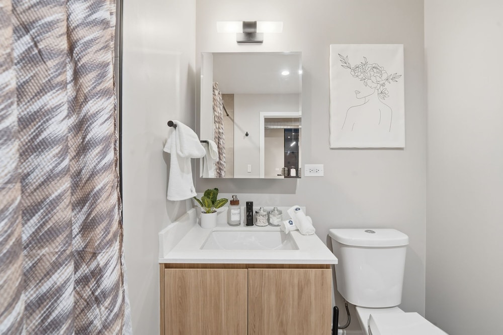 Chic 2BR Apartment in Edgewater Modern Comfort