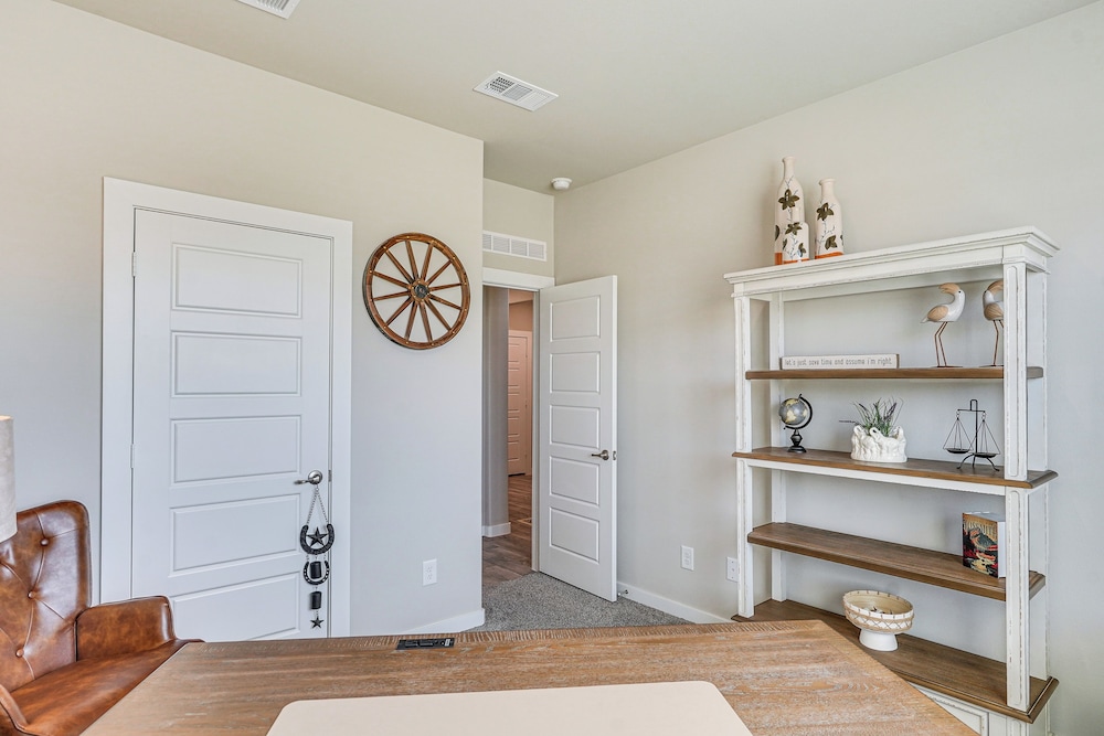 Spacious Family Home w/ Office in Midland-odessa!