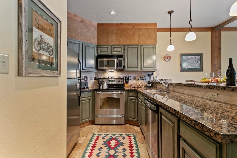Powder Run at Deer Valley Resort - Two Bedroom Condo with Hot Tub #A13 2 Condo