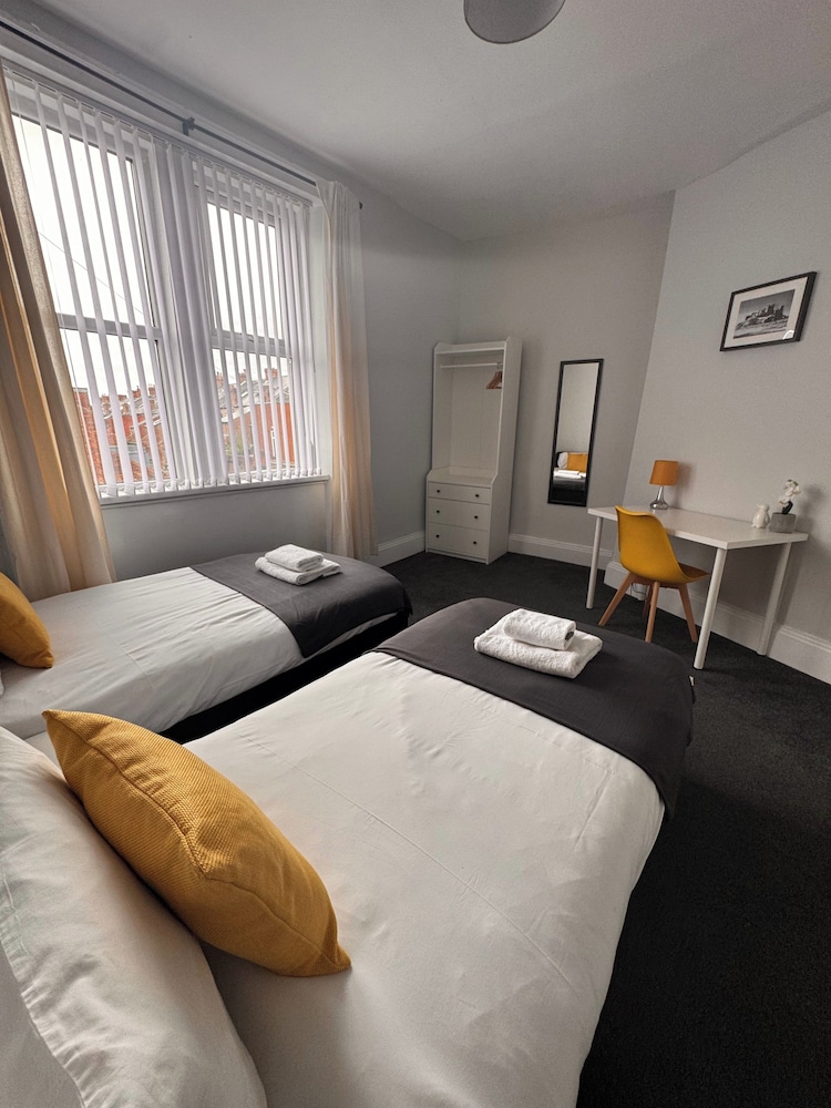 House - Sleeps 6 - Pet Friendly - Garden - Parking