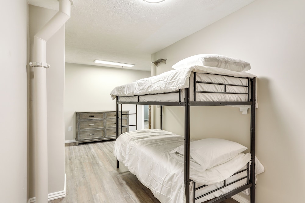 < 1 Mi to Oakland City University: Cozy Apartment