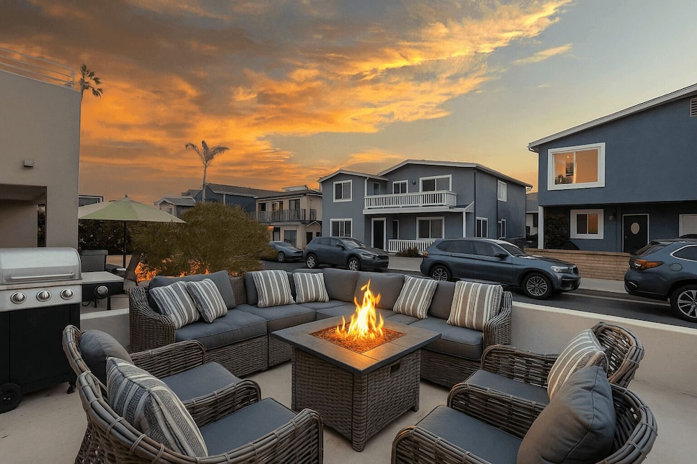 Sandy by Avantstay Oceanview, Steps to Beach Patio w/ Fire Pit + Dining Area