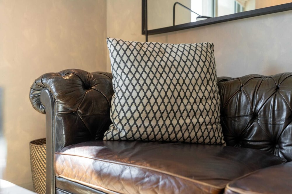 Stylish Studio Apartment w/ Patio, Downtown Dubai