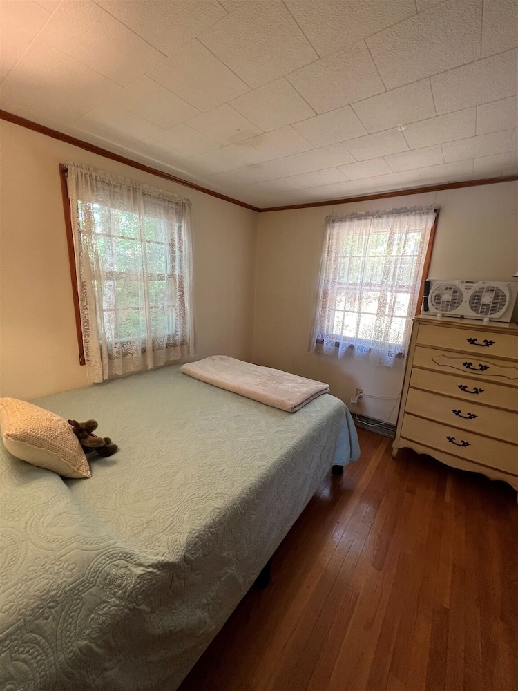 Water's Edge Limit 8 4 Bedroom Cottage by RedAwning view 4