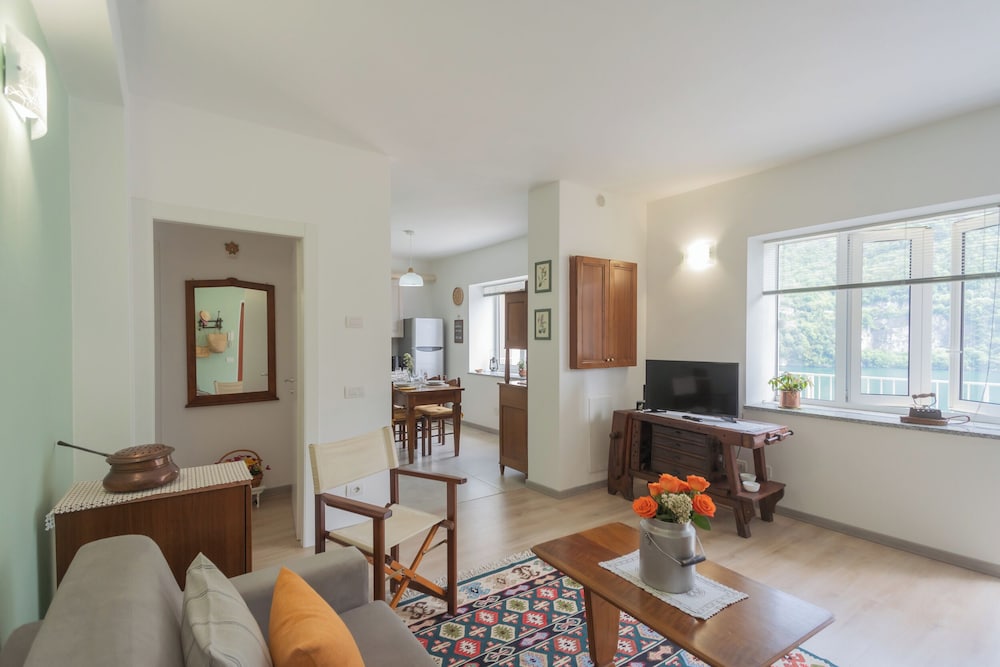 La Quiete With Private Garden by Rent all Como