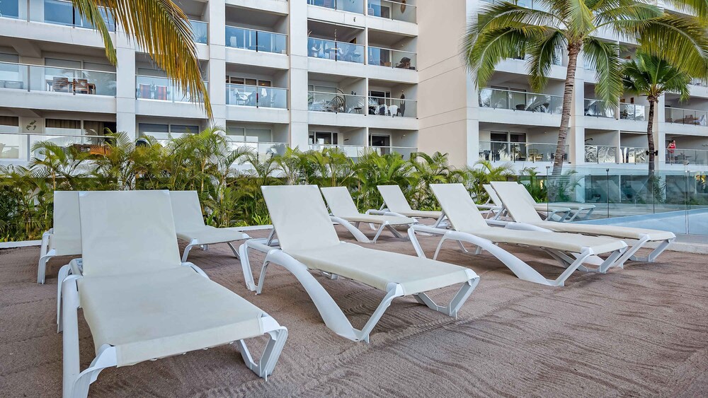 Stunning Beachfront Condo Sea Views Pools