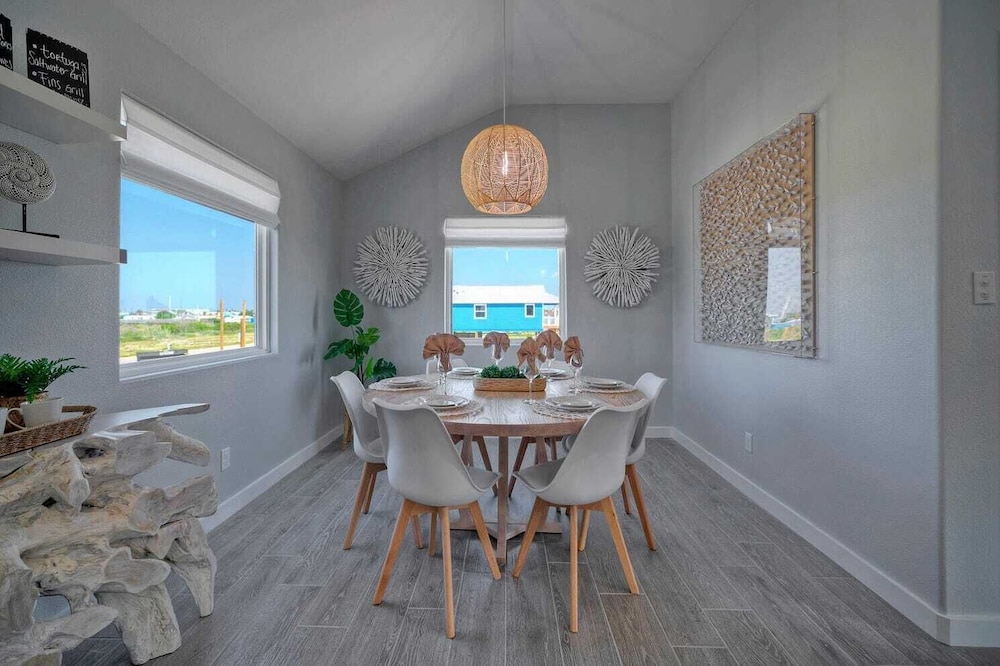 Sleeps 24 2 Homes, Priv Pool, Swing Bar, Patio Lounge Near Nature Preserve
