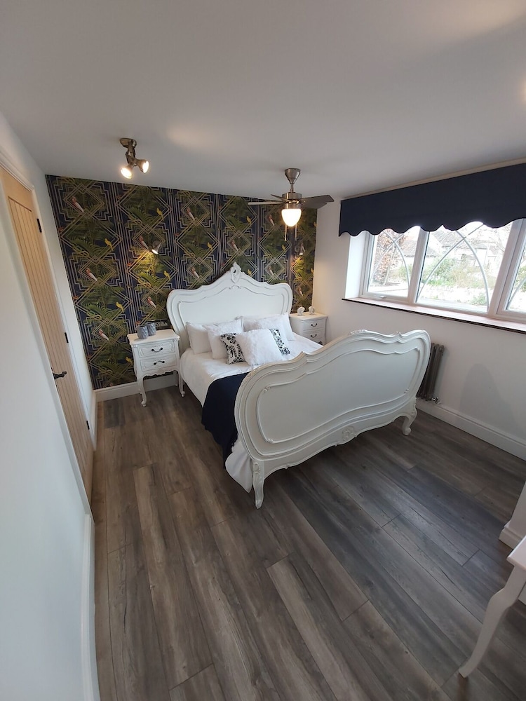 Bluebell House 5 Star Luxury 4 Bdrms and hot tub view 2