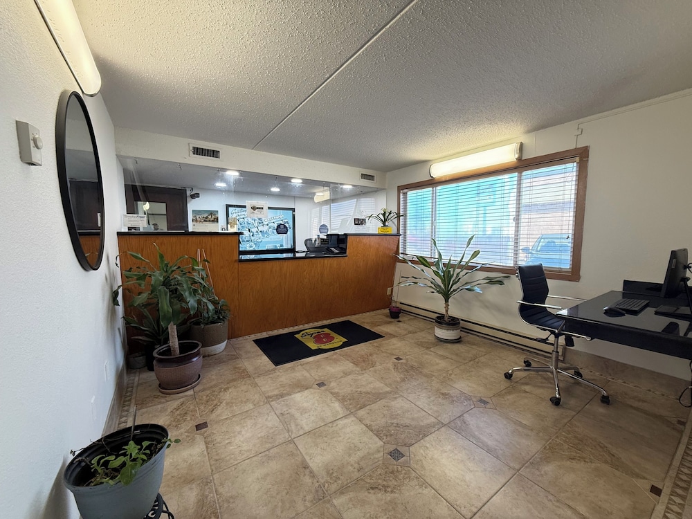 Hotel Super 8 by Wyndham West Fargo Main Ave ND - Image 1