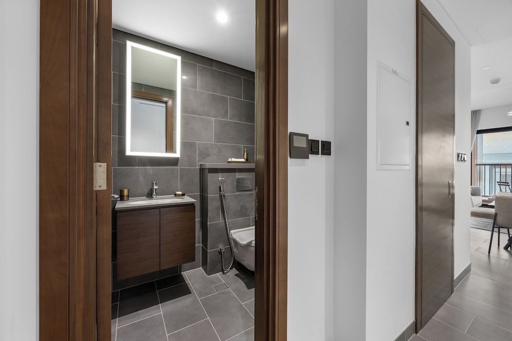 Modern 1BR with Balcony Sobha Hartland