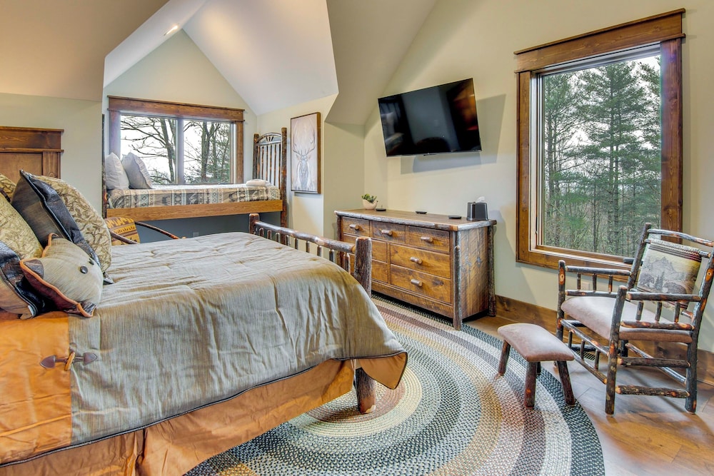 Sip on Deck & Enjoy Views! Mtn Lodge in Glenville