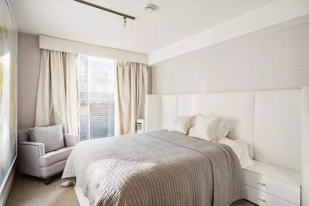 Luxurious 3-bed 2-bath Apartment in Belgravia