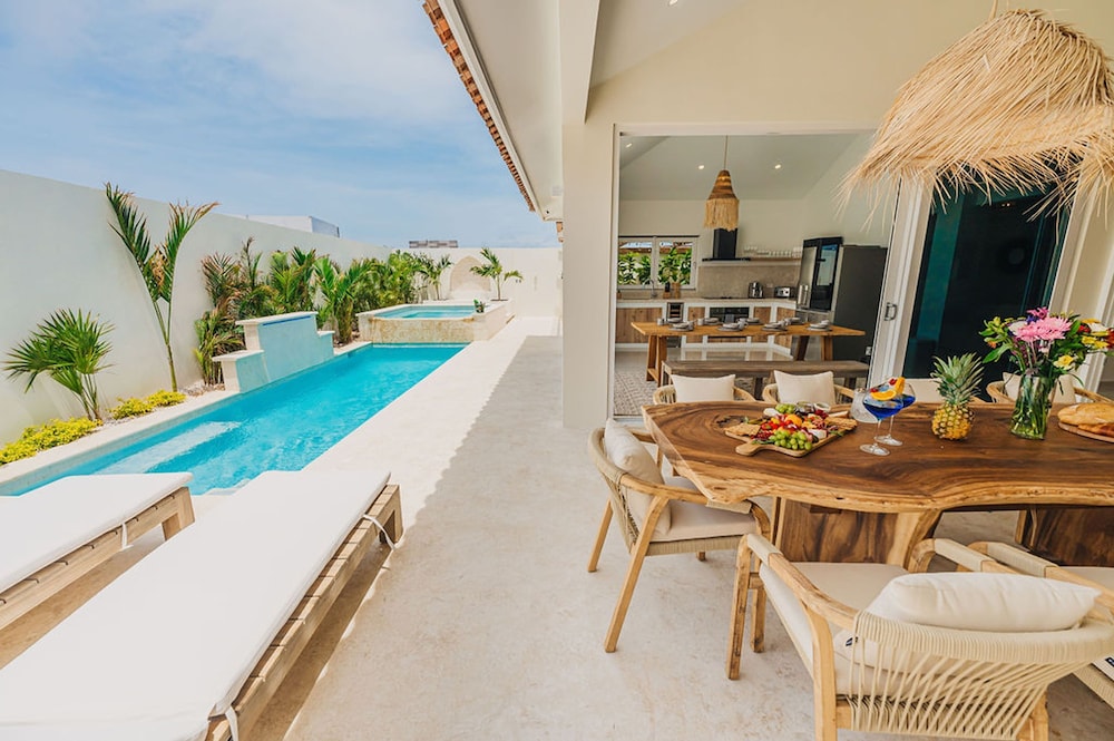 Bohostyle Villa 3min to Beach Hottub 8 Sleeps