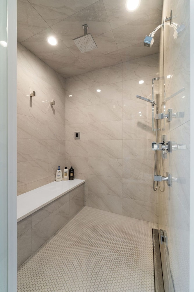 Stunning 5BR Home With 2 Rooftops Sauna Hot Tub