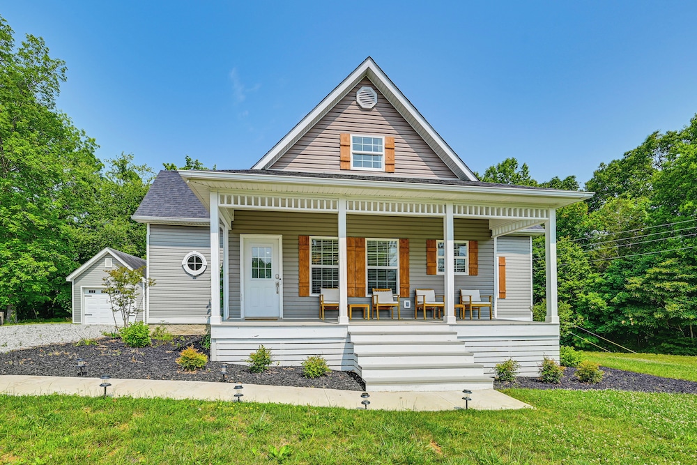 Pool, Lake Views, Dock & More: Mt Vernon Getaway