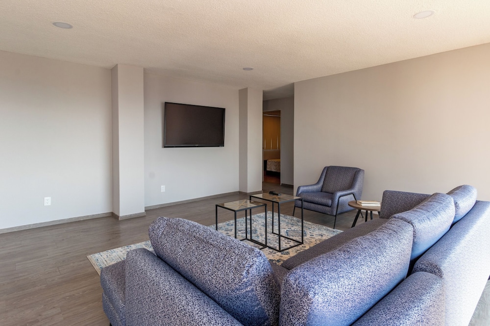 Penthouse Near Masaryk , Sleeps 16 , Pet Friendly photo 3
