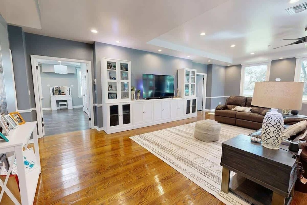 Executive 5 Bedroom Pool Home, Dade City!
