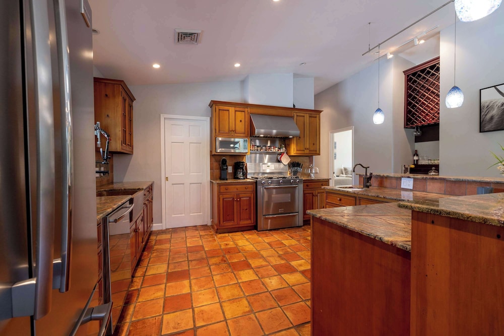 Hidden Retreat 4-homes 134 Acres