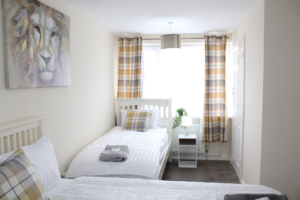 Captivating 3-bed House in Newcastle Upon Tyne view 2