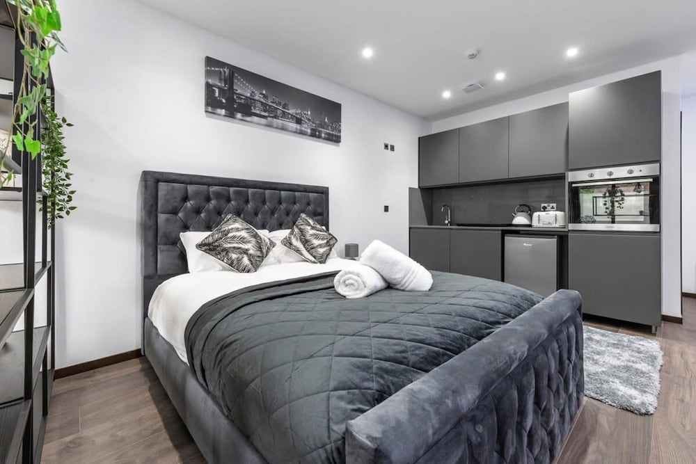 Huge Cosy Studio Family Sleeps 4 North West London