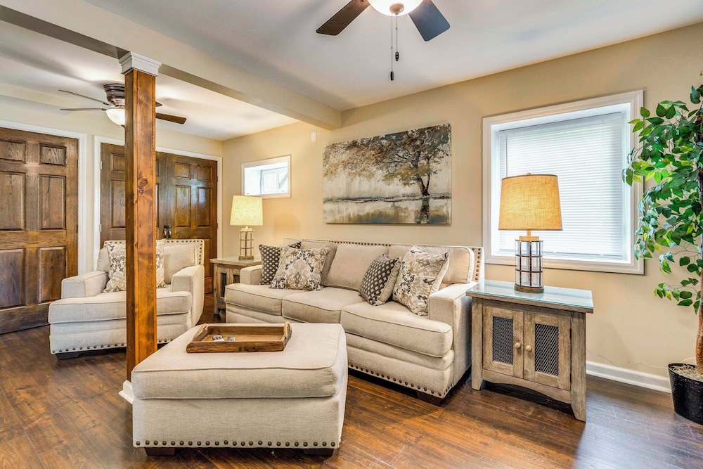 February Perks! Couples Getaway in Hayesville