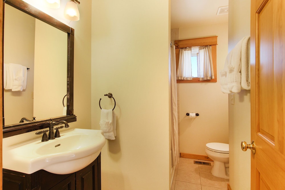 Comanche Peak 39 2 Bedroom Condo by RedAwning view 4