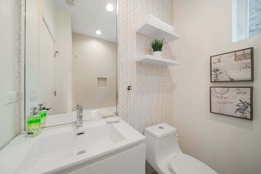 New Two Bed Condo by United Center With Balcony