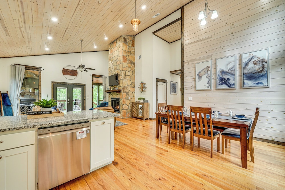 Modern, Luxe Cabin in Broken Bow w/ Hot Tub!