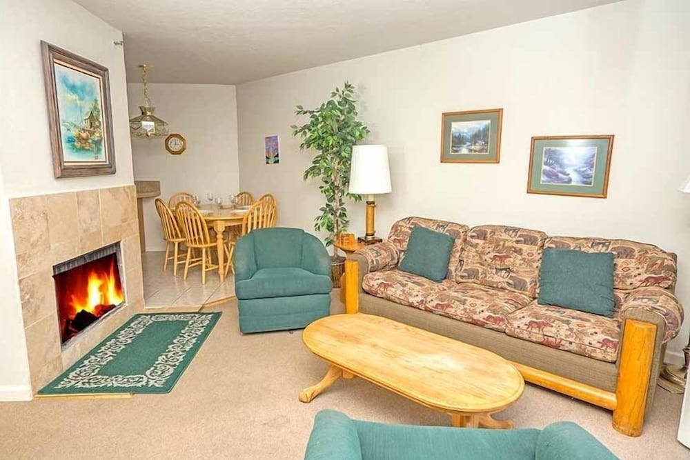 477 Ala Wai, 86 2 Bedroom Condo by RedAwning