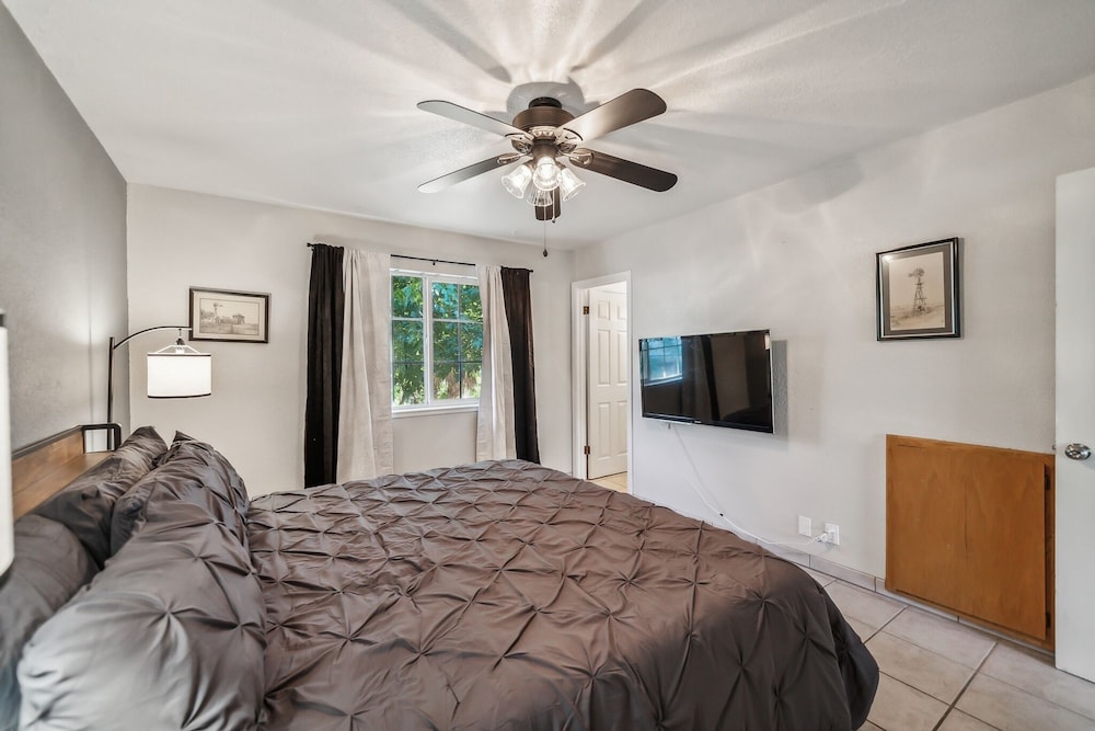 Lakeside Retreat With Private Boat Ramp 3 Bedroom Home by RedAwning view 5