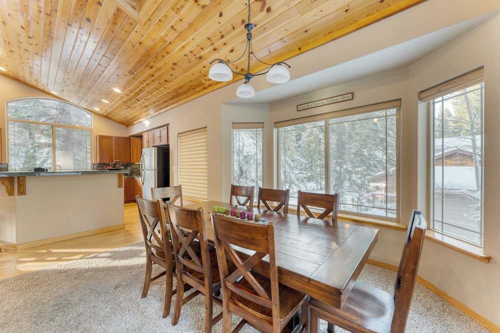 Cherry Hills Spacious Tahoe Cabin With Deck, Fireplace & Open Interiors