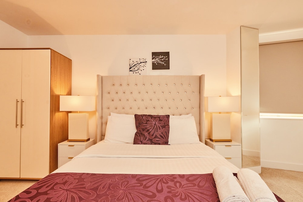 Modern Leeds City Apartment view 3