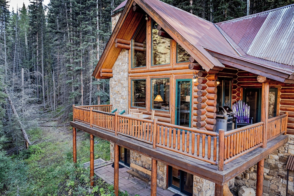 Stunning Views! Ski-in/out Mountain Village Cabin