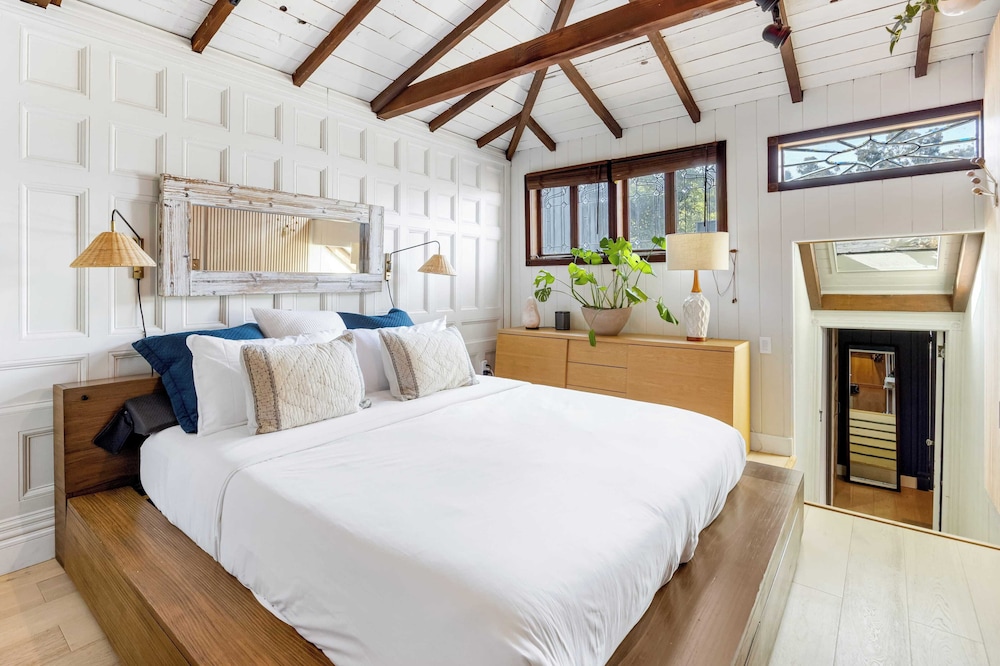Chic LA Hideaway w/ Soaking Tub, Firepit Lounge & Tranquil Backyard