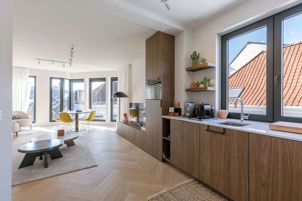 The Sassy Summit - Chic Comfort Views Good Vibe