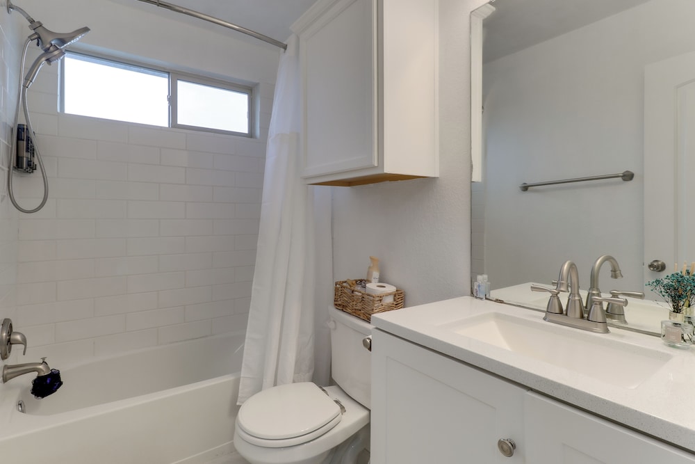 17 Mi to Dtwn Austin! Family Escape w/ Pool Access